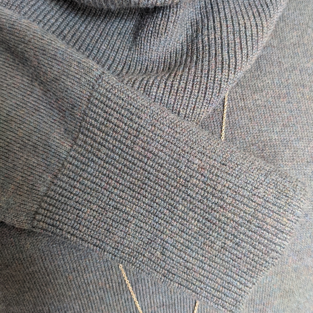 Green Sweater - Picture 4 of 4